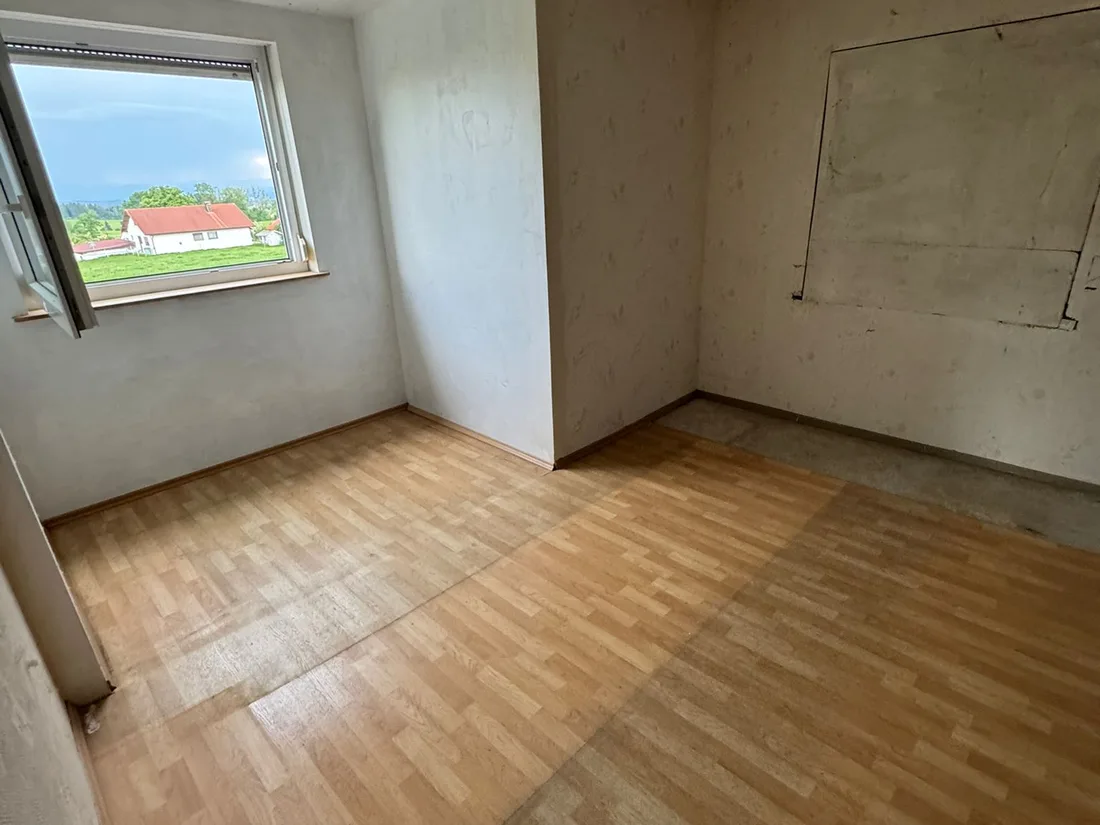 Geräumtes Zimmer mit Blick ins Grüne nach der Haushaltsauflösung in Bad Wurzach