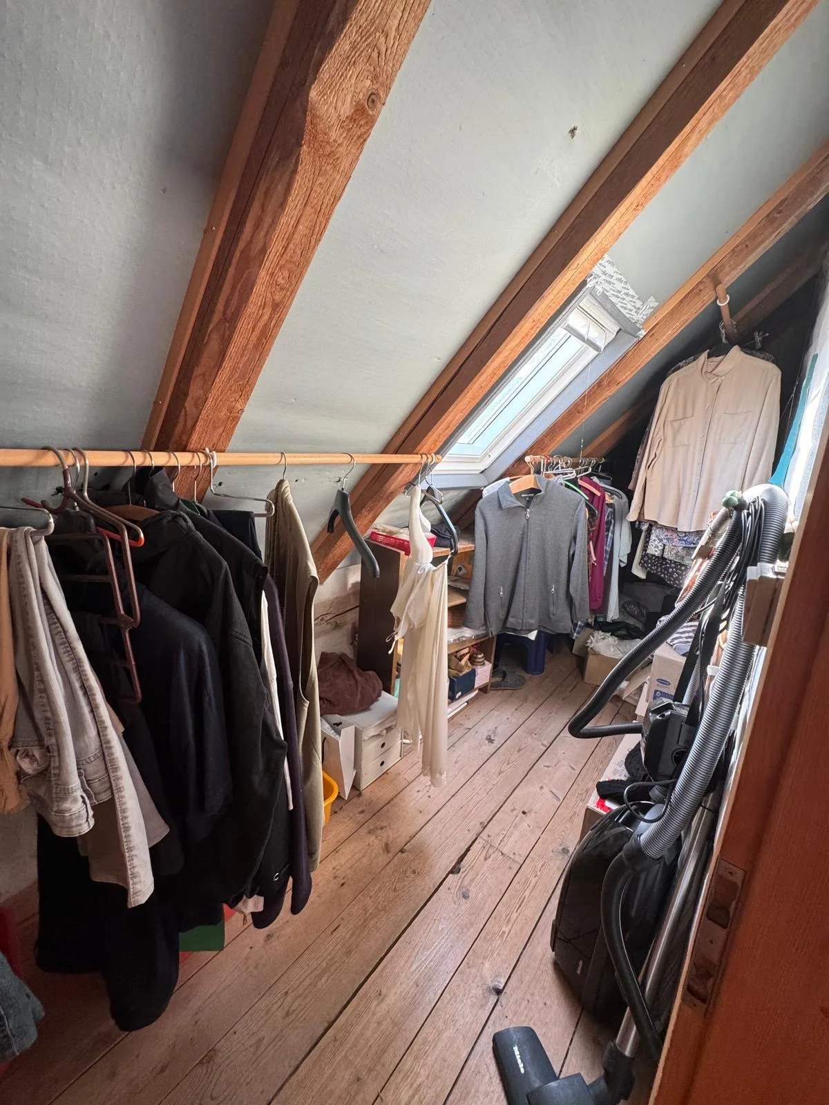 Dachboden des Anwesens in Biberach mit eingelagerter Kleidung vor der Räumung