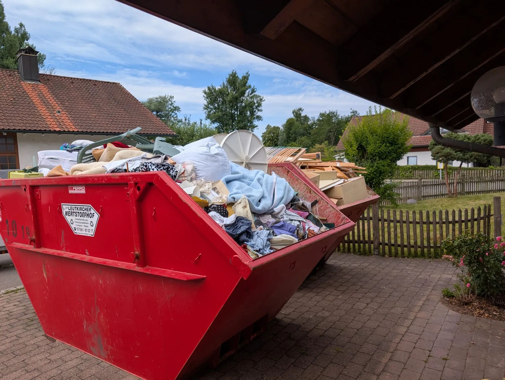Gefüllter Container vor dem geräumten Einfamilienhaus in Leutkirch
