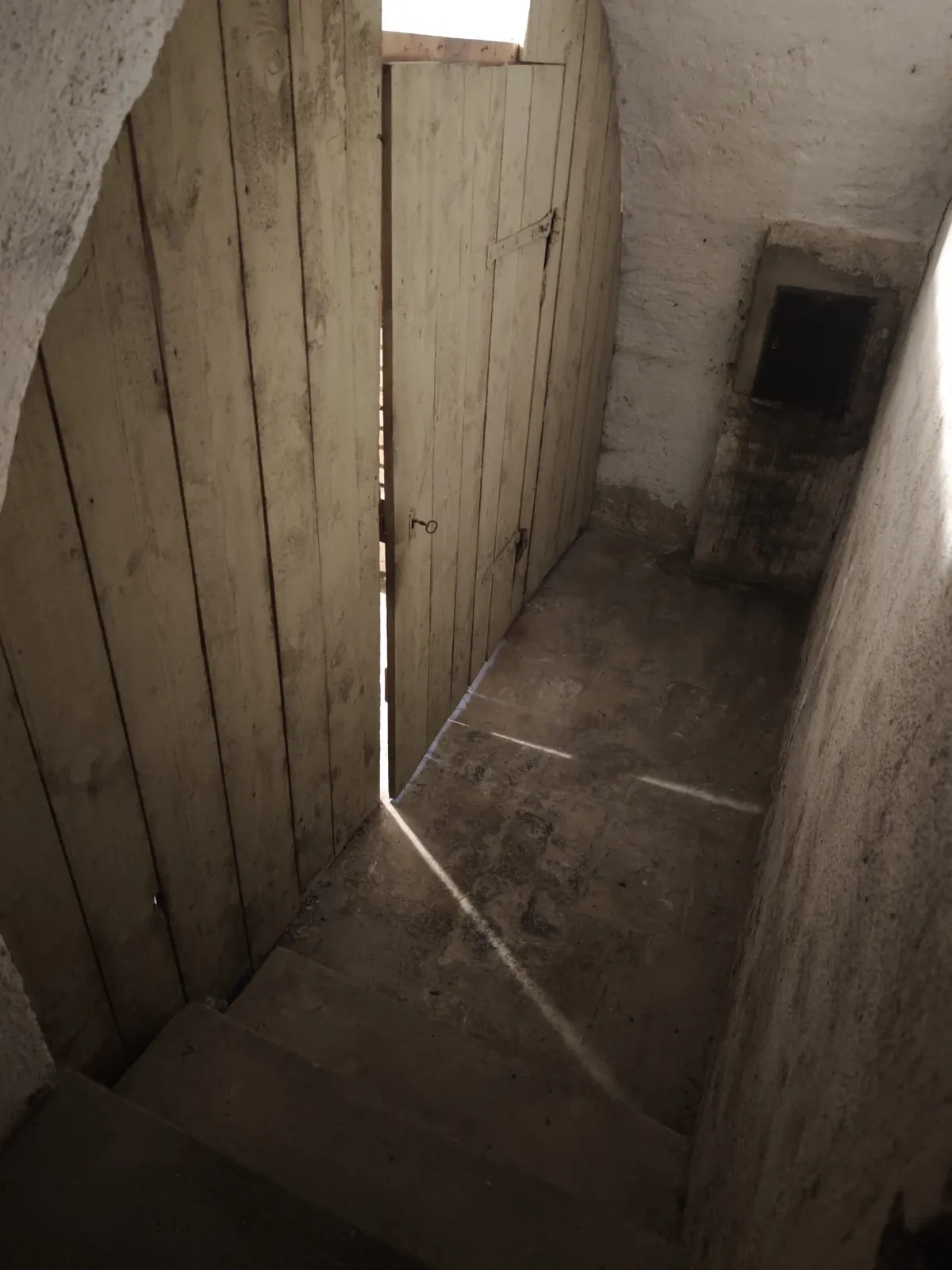 Kellertreppe nach der Entrümpelung