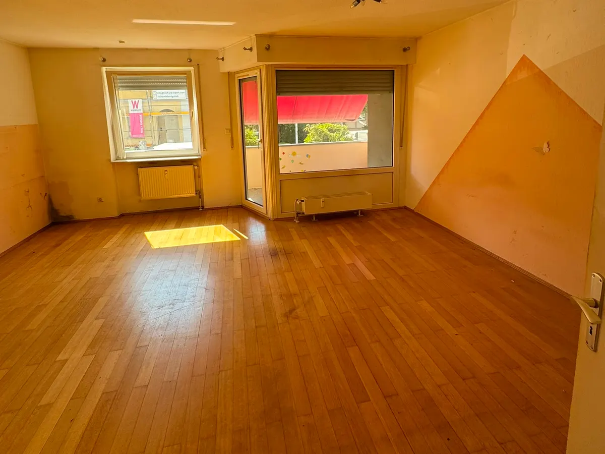 Vollständig geräumtes Wohnzimmer nach einer Haushaltsauflösung