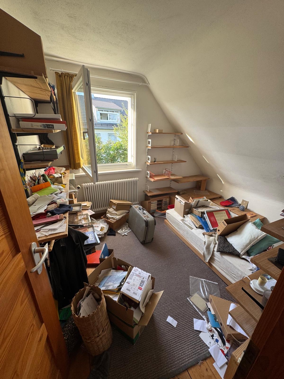Vorher: Dachgeschossraum vor und nach der Entrümpelung